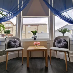  Apartment Green Paradise Apartments United Kingdom