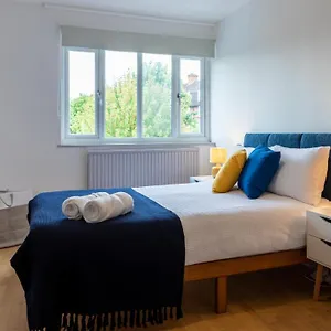 Bridge 3 Bedroom House With Reception Room, Office And Private Garden London