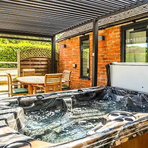  Holiday home With Hot Tub - Near And Tewkesbury United Kingdom